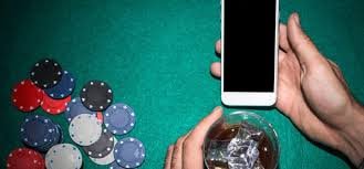888 bet တိုက်ရိုက်ကာစီနို Myanmar ကစားသမား Mobile Phone မှ Live Baccarat ကစားနေသည်